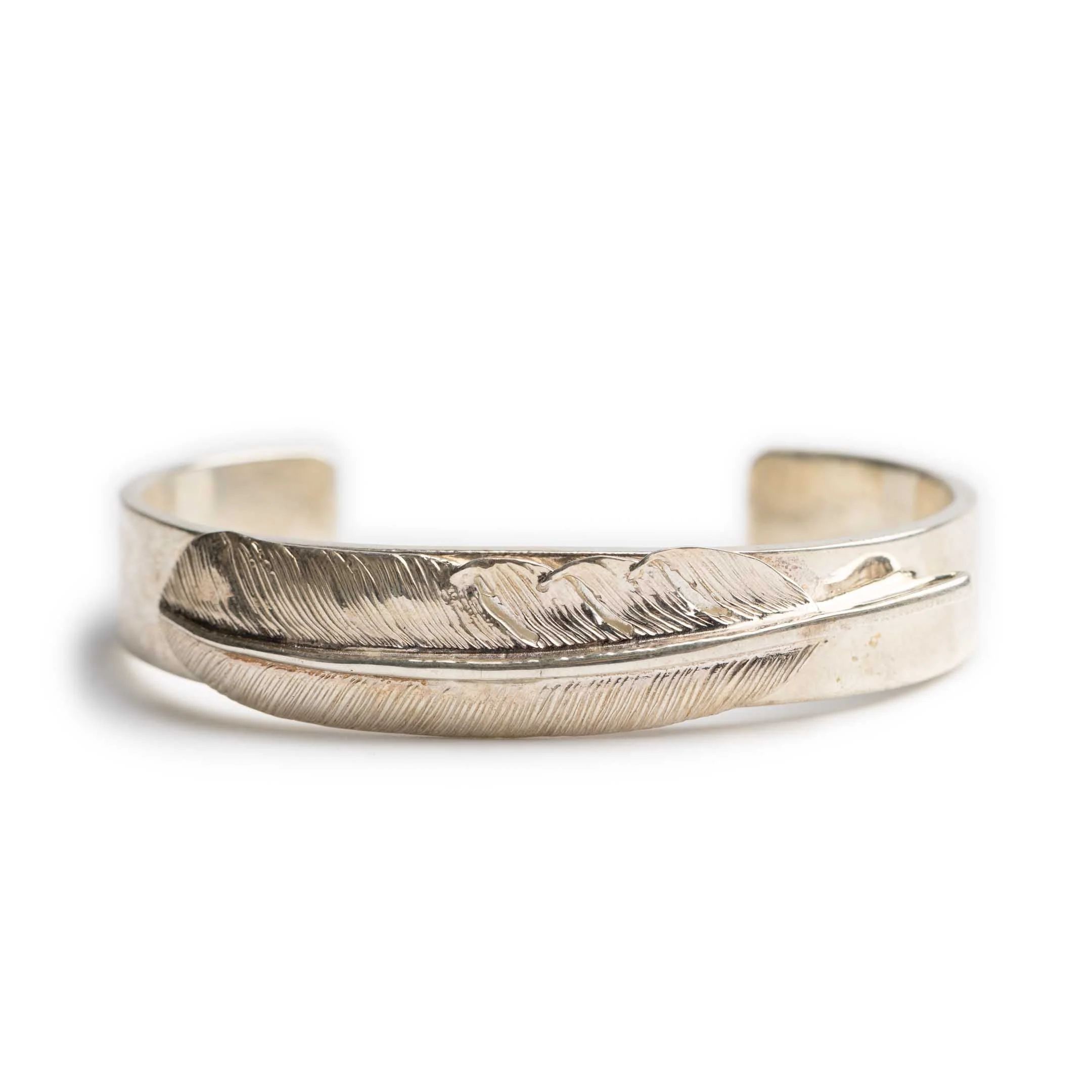 First Arrow’s BR-149 Flat Hammered 12MM Bangle with Kazekiri Feather